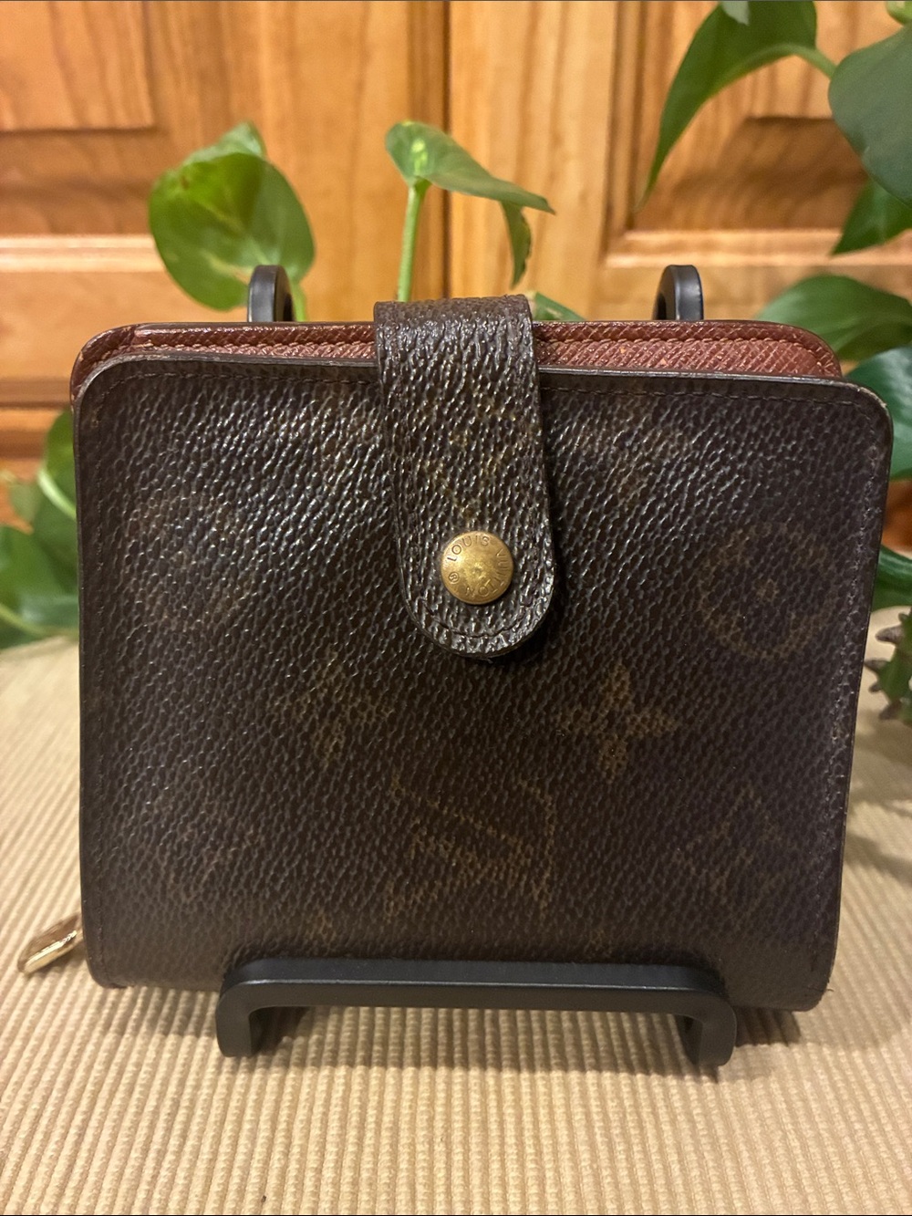 Authentic Vintage Louis Vuitton Monogram Compact Zippy Wallet (ABBA)